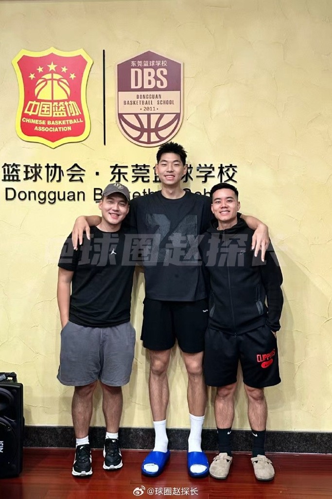 媒体人：崔永熙团队特邀小崔在美术后恢复时的训练师来华帮助康复